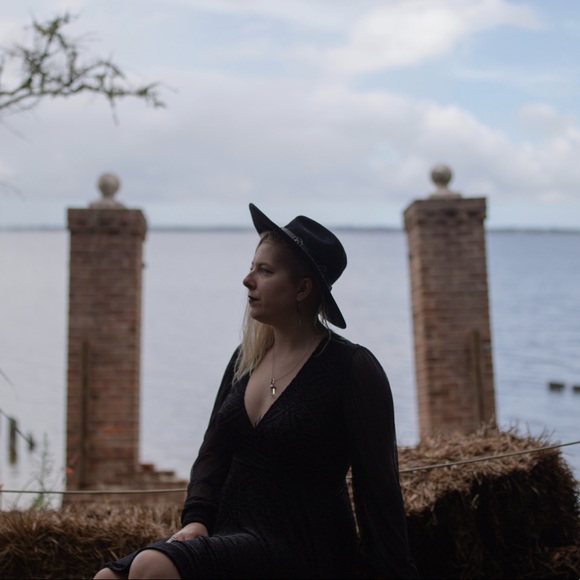 Meet your Posher, Amanda - Picture 7 of 9